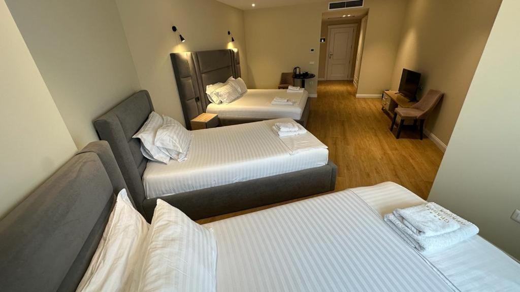 Granda Hotel Yzberishti Zewnętrze zdjęcie